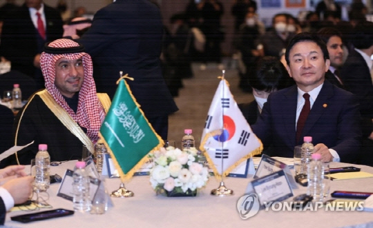 지난해 11월 원희룡 국토교통부 장관(오른쪽)과 사우디아라비아 마제드 알 호가일 도시농촌부 장관이 서울 송파구 롯데호텔 월드에서 열린 제1회 한·사우디 주택협력 포럼에 참석한 모습. 사진 연합뉴스